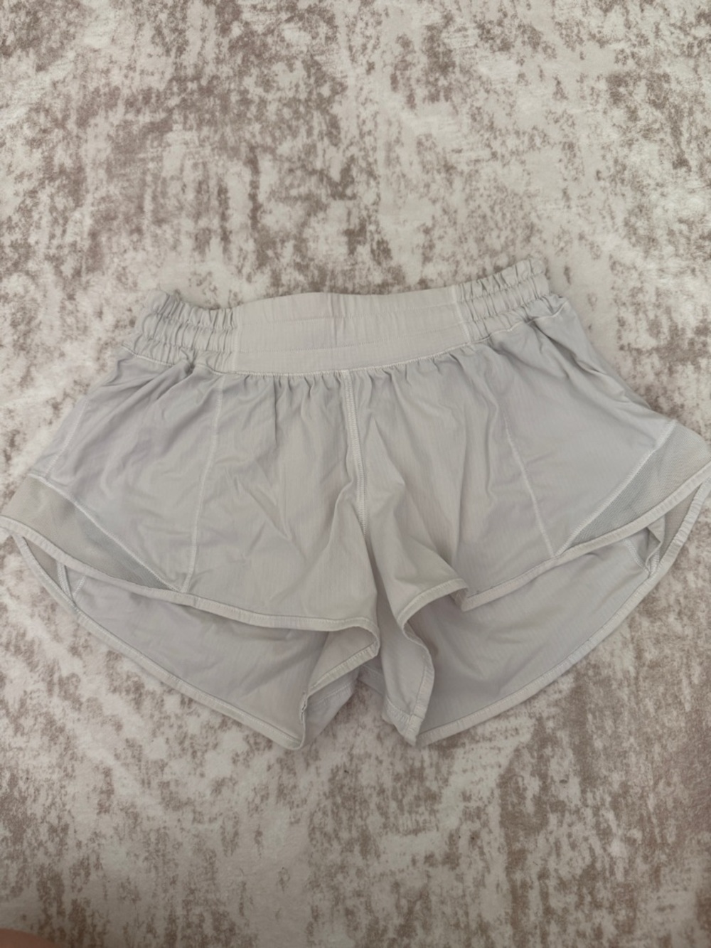 Lululemon Hotty Hot Shorts Low-Rise 2.5” Size 4 White